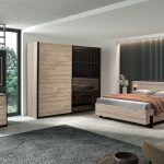 Chambre meublé d'une collection en bois naturel légèrement gris avec des lignes gris anthracite.